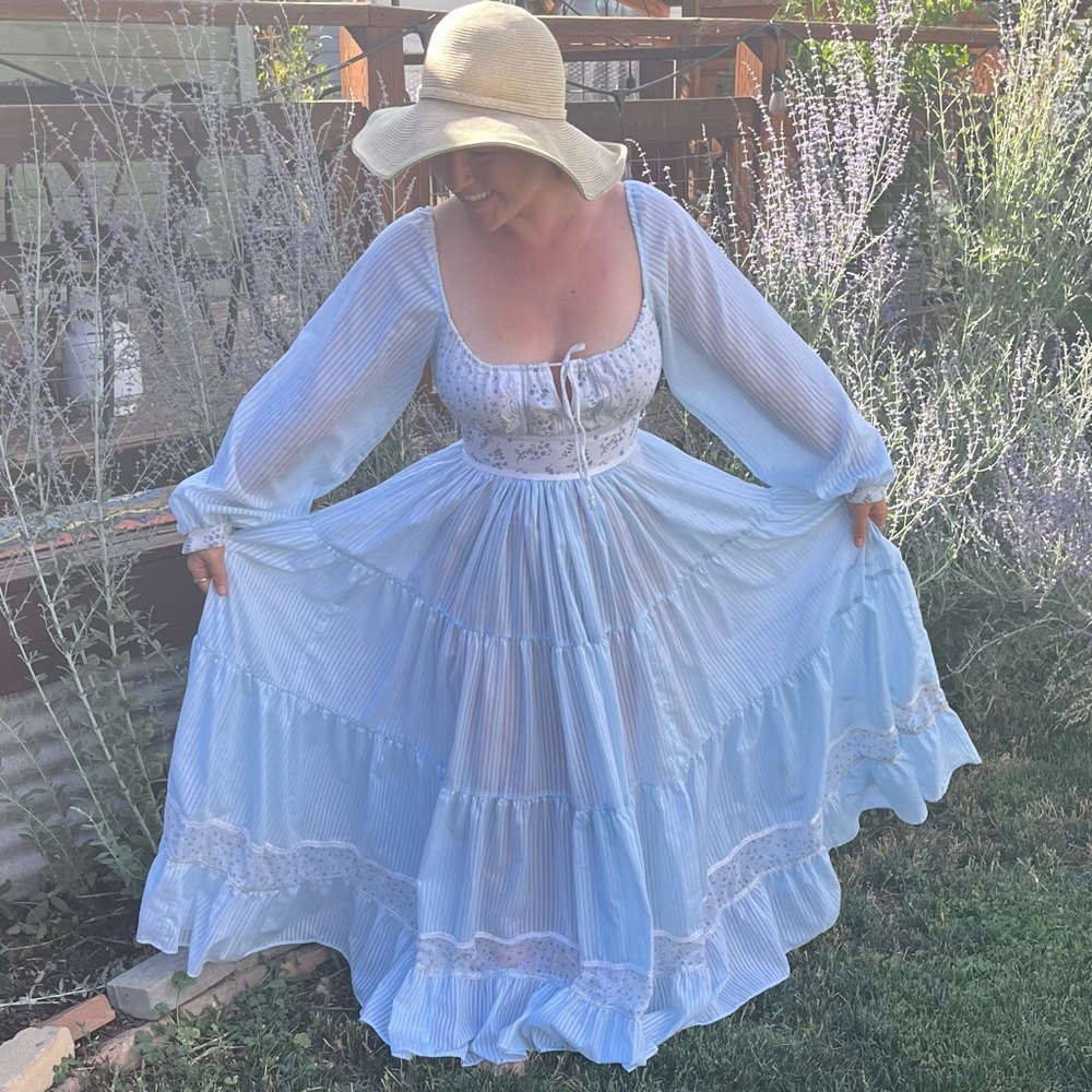 Vintage Gunne Sax Blue & Ivory Floral Prairie Cottagecore 70s dress detail